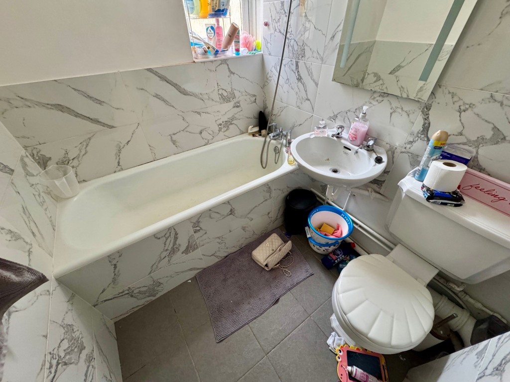 Lot: 147 - TWO-BEDROOM APARTMENT WITH SEA VIEWS - Flat 1 Bayle Court - bathroom